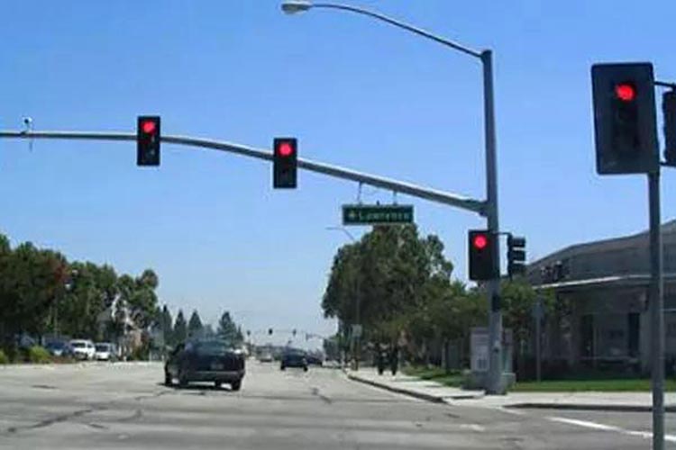 闯红灯也能预测 两大学研究“闯红灯”减少交通事故