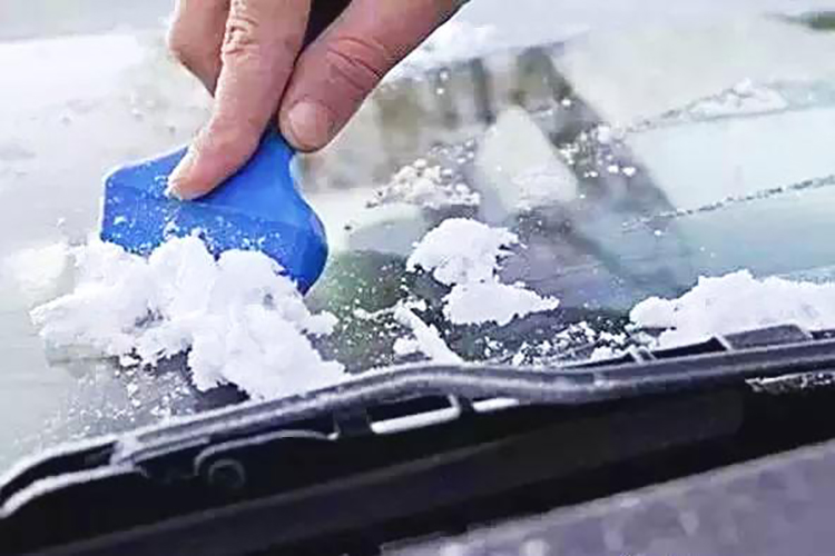 雪天车玻璃结冰，车被冻住了怎么办？