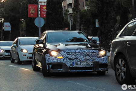 2019奔驰AMG-C63现身西班牙街头 动力提升明显