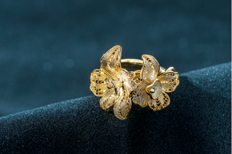 圣诞之际奏响爱情礼赞 用圣谛珠宝点亮她的世