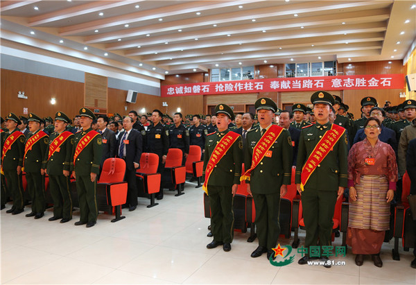 受表彰官兵和各界代表高唱中华人民共和国国歌。涂敦法摄