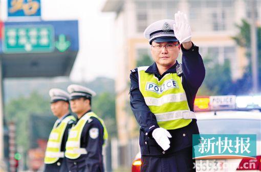 ■刘治刚在路面执勤。通讯员供图