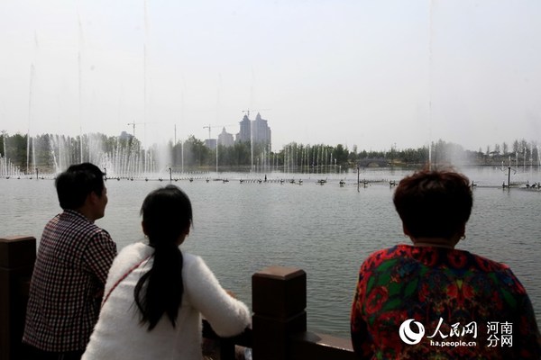 许昌市民在北海公园观看喷泉