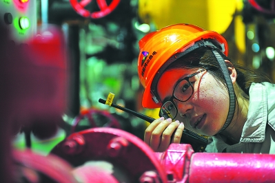 在45℃的高温环境下,叶玉君汗如雨下,却仍然一丝不苟地记录着锅炉的仪表数字。