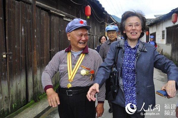 老红军与新四军后代一起重走长征路。  吴隆重  摄