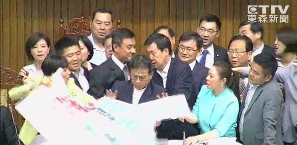 蓝绿爆发冲突。(图片来源:东森新闻云)