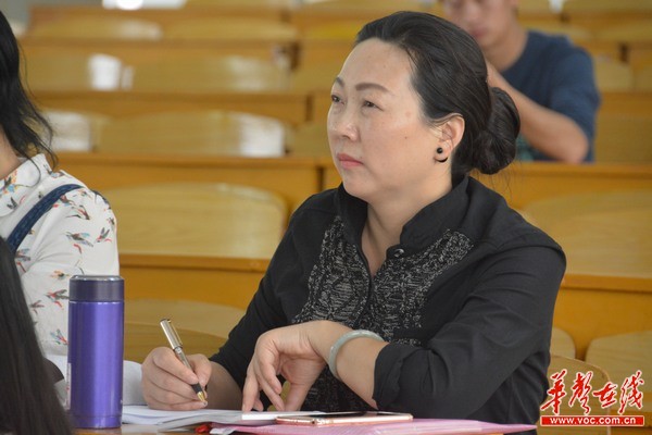 与会的老师们认真聆听，做笔记。