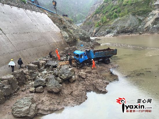 4月29日,事故车辆被打捞出水