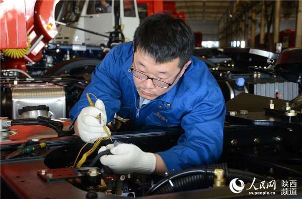 刘强在检查汽车电路系统。张龙 摄影