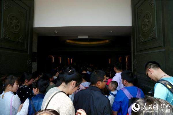 通往“抱佛脚”的游客排队排到了大门外。