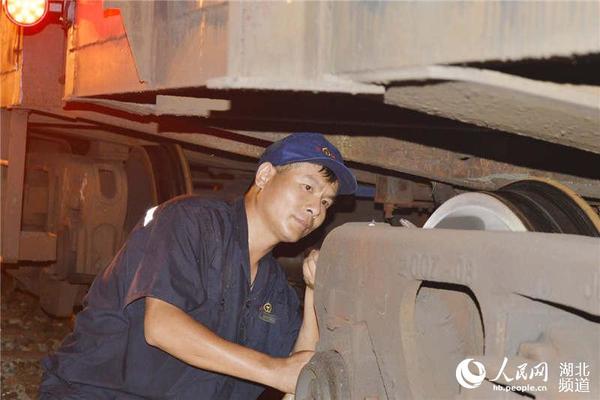 武汉铁路局江岸车辆段检车员彭继斌正在认真检查车辆状态。王冲 摄