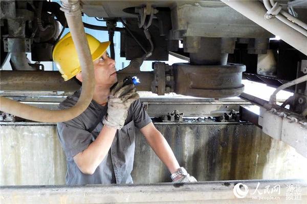 武汉铁路局武昌南机务段检修职工舒家权正在认真检查机车走行部的状态。赵帅民 摄