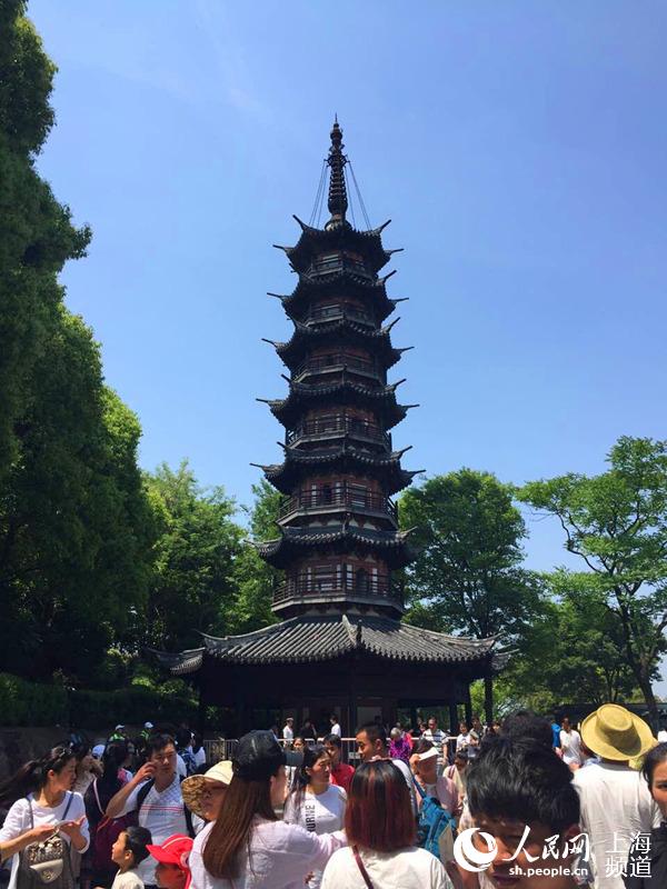 五月一日下午,虽然天气炎热,但记者发现前来佘山秀道者塔游玩的游客未受到丝毫影响,享受着和家人朋友在一起的美好时光。(林映雪摄)