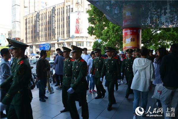 4月30日15时,2号线南京东路地铁站,一队武警巡视而过。(周茹芸摄)