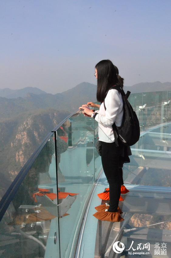 游人在观景台上远眺观景。人民网尹星云 摄