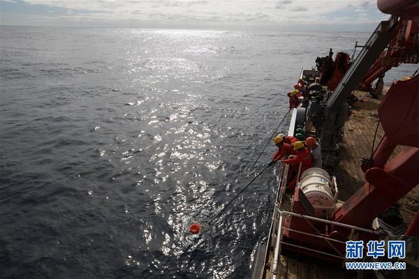 　　    5月2日，科考队员拿着网兜准备打捞地震仪。新华社记者 金立旺 摄