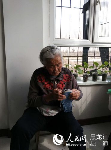 70多岁的作者舅妈也是“爱心妈妈团”的一员，她说就像给自己的孩子做鞋一样，不会糊弄。