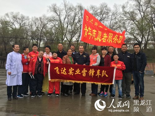 “爱心妈妈团”代表和飞达雷锋车队的队员一同前往福利院，送去关爱。