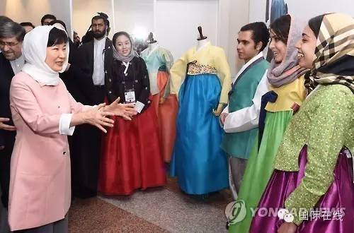  当地时间5月2日，在伊朗德黑兰波艾尔·默德塔举行的韩国文化展——“K-Culture”上，韩国总统朴槿惠和穿着韩国传统服装韩服的伊朗年轻人进行亲切对话。图片来源：韩联社