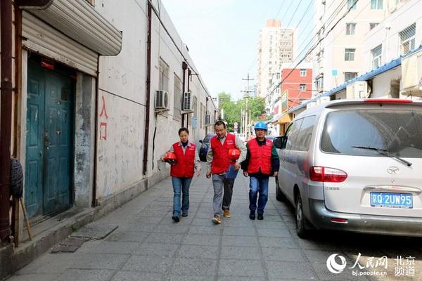 丽利姓冯，是国网北京电力海淀供电公司党员服务对的队长。丽利说，她每天的工作很繁杂，简而言之就是在用电方面帮助各类需要帮助的人。人民网 赵青摄
