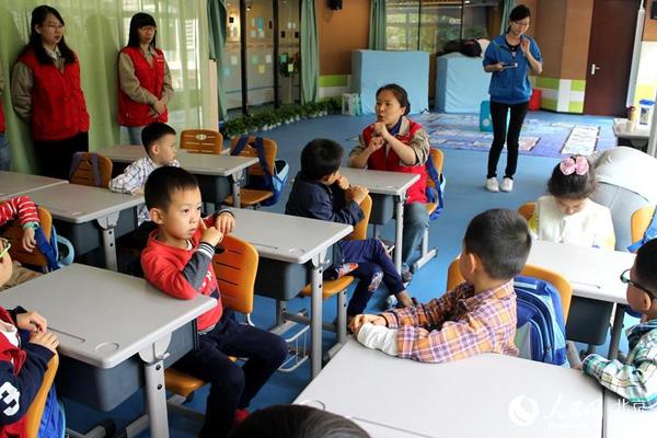 因为是第二次来，丽利和小朋友们已经十分熟悉。看到丽利来到，小朋友一下活跃了起来，一口一个“冯老师”，叫得人心里甜甜的。人民网 赵青摄