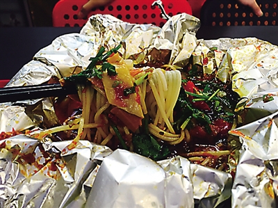 鲜香入味的泡椒花甲米线。