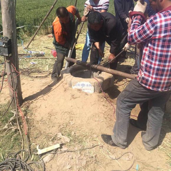 杞县本地网友向澎湃新闻发来照片并表示,截至5月4日下午,女子的遗体仍