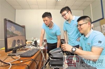 公式在赛车模拟操控系统上练习。