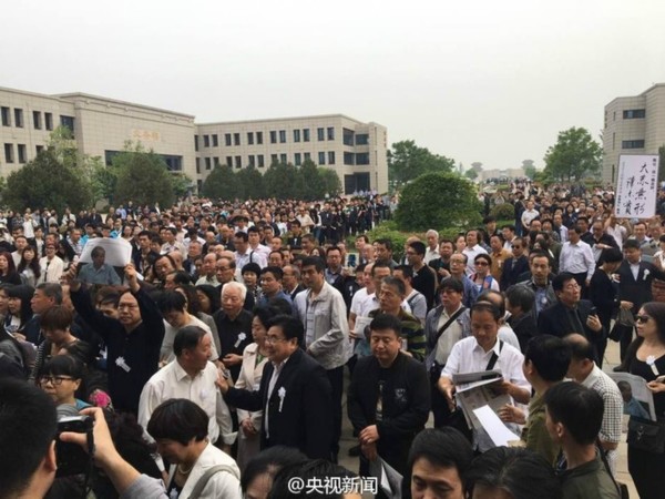 　　5月5日上午8点，中国著名作家陈忠实追悼会在西安市殡仪馆举行，上千名各界人士前往现场送陈老最后一程。 央视记者常青图片来源：央视新闻微博