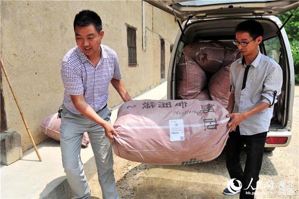 2016年5月4日，青年志愿者将上海电气集团团委为湖北宜昌市夷陵区雾渡河镇龚家河村二师兄养殖专业合作社社员捐赠的爱心物资包裹卸车。