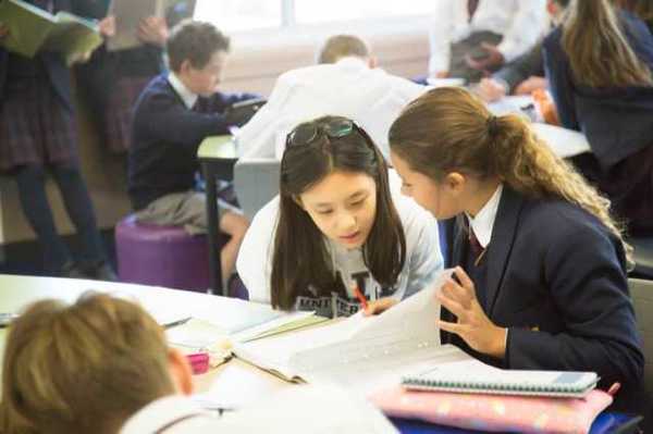 　　（景山学校学生岳芙卿和她的澳大利亚朋友克洛伊。）