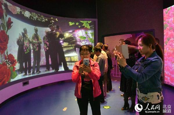 游人在蝶恋花走廊进行互动体验。人民网尹星云 摄