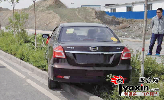 这辆新车冲进了绿化带。供图：头区交警大队