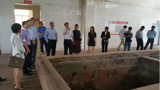 （图为参观制酒车间）