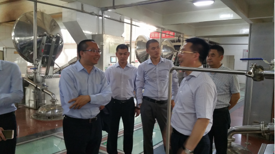 （图为参观制酒车间）