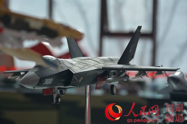 歼31飞机模型（实习生 李东京 摄）