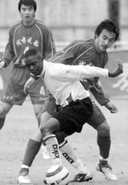 　　图中能认出一人的是准球迷，能认出两个人的是老球迷，能认出仨的是骨灰级球迷资料图片 新文化记者 郭亮 摄