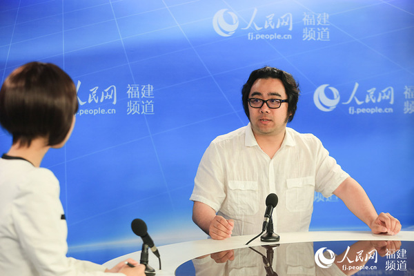 著名男中音歌唱家、福建省歌舞剧院院长、福建大剧院董事长孙砾接受人民网专访 邹家骅摄