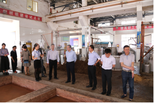 图为酒仙网一行参观习酒制酒车间