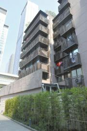 小区通道一端被加筑了一堵围墙。