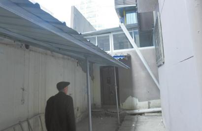 违建堵了消防通道也影响地下管道疏通。