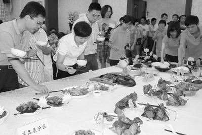 在台湾专家的辅导下，村民经常聚在一起制作本地美食，互相品评交流。