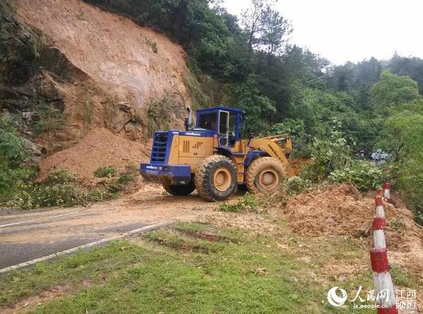 广昌境内暴雨导致交通中断,公路部门紧急抢修。