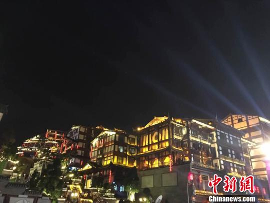 图为召开第十一届贵州旅游产业发展大会的贵州省茅台镇夜景。　杨茜　摄