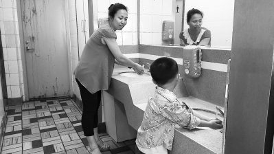 在华林路一家麦当劳餐厅,一对母子在洗手。这种专为儿童设置的低位洗手台,不妨推而广之。