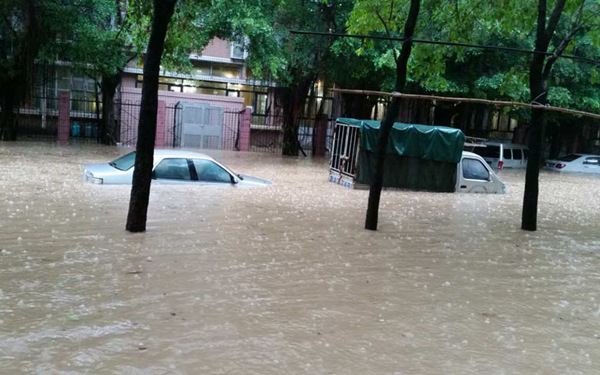 广州市10日早高峰期间遭遇雷雨大风,街道一片汪洋。(图片来源:光明网)