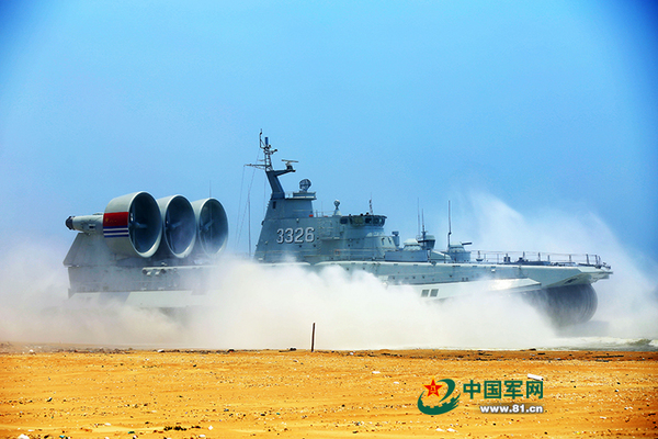 气垫艇抢滩后退滩。徐苗波摄