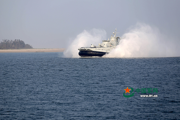 “野牛”新型气垫艇高速行驶。徐苗波摄