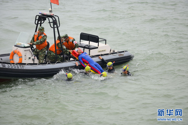 与会代表观摩海警海上救生演练。中国海警局供图 新华网发