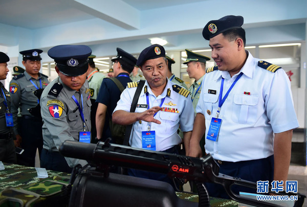 与会代表在福建海警第三支队参观执法规范化建设。中国海警局供图 新华网发